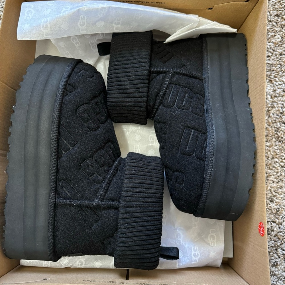 Brand new platform Ugg mini